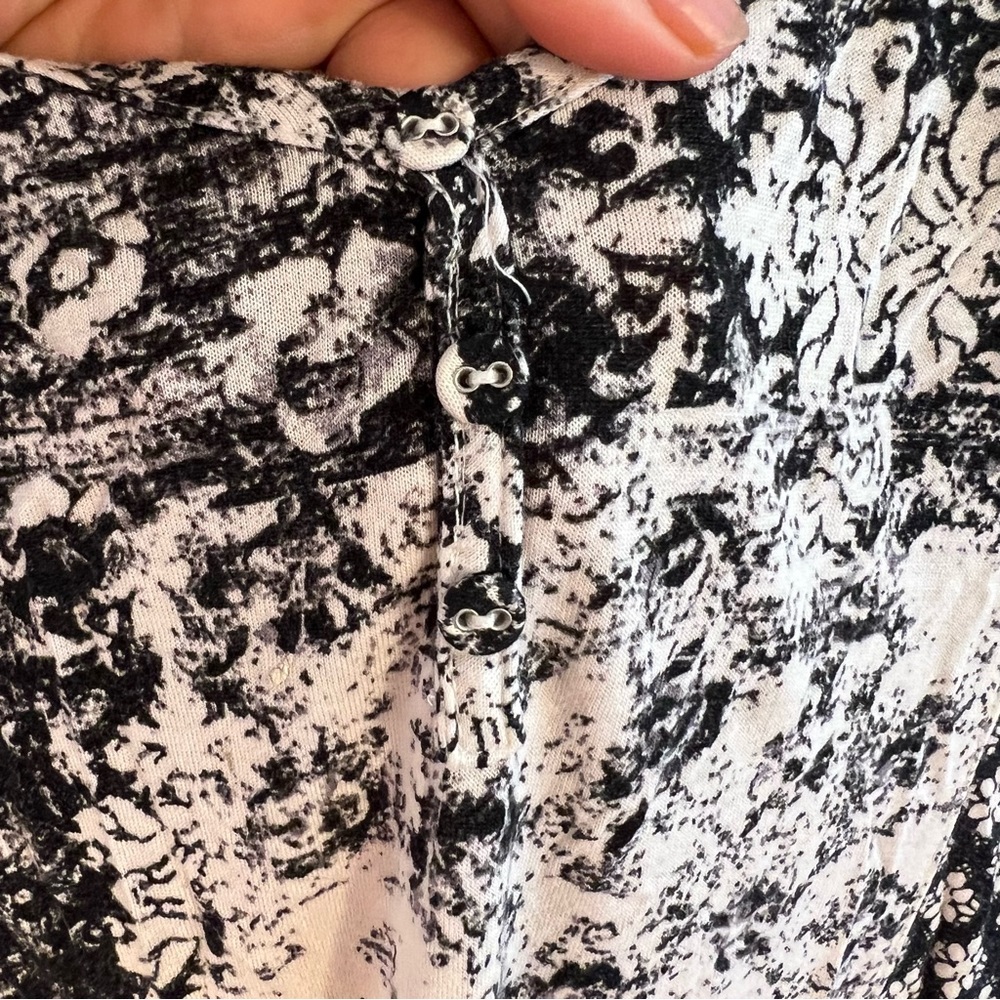Ellen Tracy Sleeveless Tank Top Abstract Floral Women's Large Black White hi-Lo - Picture 3 of 4